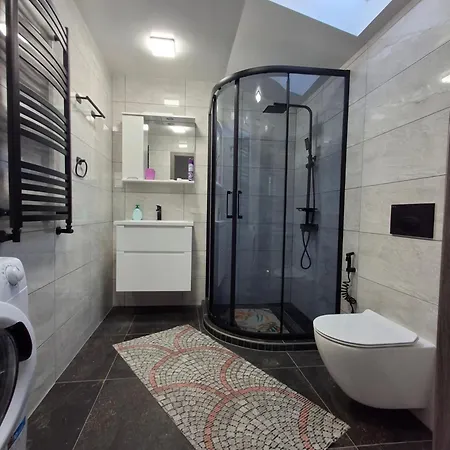 простора сімейна оселя у серці історичного міста поруч з ратушею & бічна з площею ринок кухня-студія та спальня * إلفيف