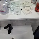 простора сімейна оселя у серці історичного міста поруч з ратушею&бічна з площею ринок кухня-студія та спальня * Львов