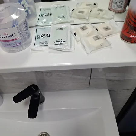 простора сімейна оселя поруч з ратушею & бічна з площею ринок кухня-студія та спальня * リヴィウ