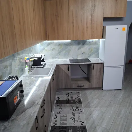 простора сімейна оселя у серці історичного міста поруч з ратушею & бічна з площею ринок кухня-студія та спальня * Lviv