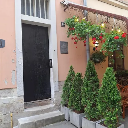 простора сімейна оселя поруч з ратушею & бічна з площею ринок кухня-студія та спальня *