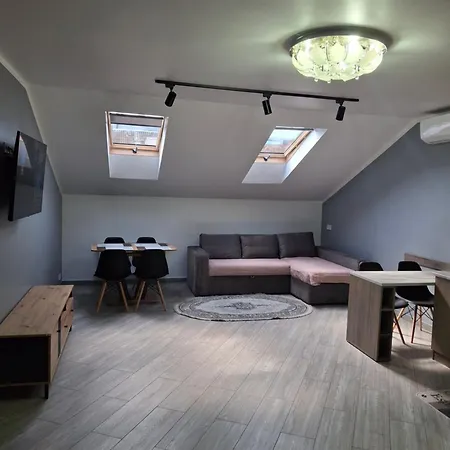 простора сімейна оселя у серці історичного міста поруч з ратушею & бічна з площею ринок кухня-студія та спальня Lägenhet *