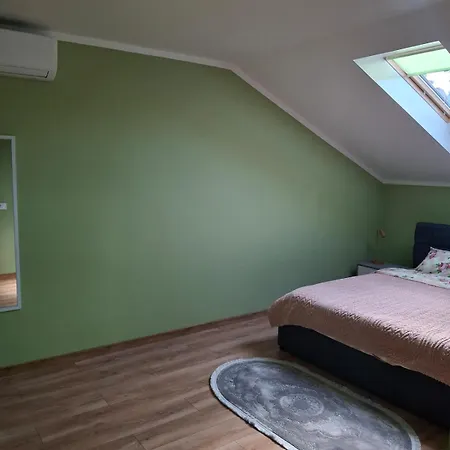 простора сімейна оселя у серці історичного міста поруч з ратушею & бічна з площею ринок кухня-студія та спальня