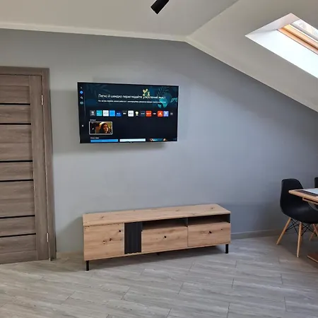 простора сімейна оселя у серці історичного міста поруч з ратушею & бічна з площею ринок кухня-студія та спальня Apartmán *