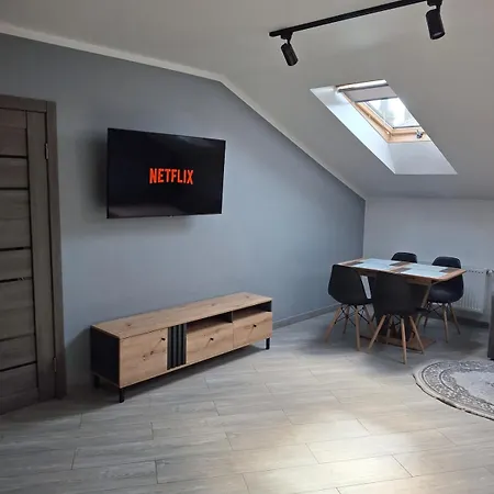 простора сімейна оселя у серці історичного міста поруч з ратушею & бічна з площею ринок кухня-студія та спальня