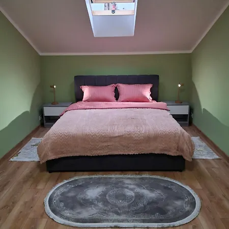 Lägenhet простора сімейна оселя у серці історичного міста поруч з ратушею & бічна з площею ринок кухня-студія та спальня