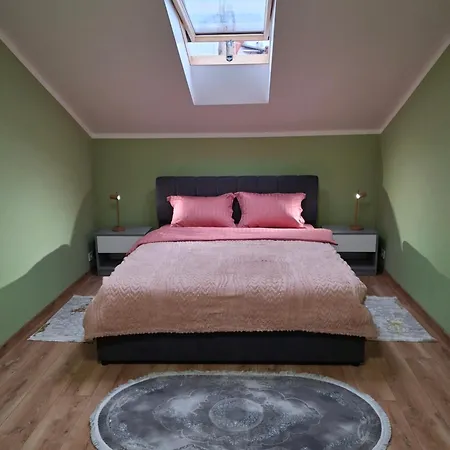 простора сімейна оселя у серці історичного міста поруч з ратушею & бічна з площею ринок кухня-студія та спальня