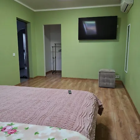 простора сімейна оселя у серці історичного міста поруч з ратушею & бічна з площею ринок кухня-студія та спальня Lägenhet Lviv