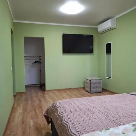 Apartman простора сімейна оселя поруч з ратушею & бічна з площею ринок кухня-студія та спальня *