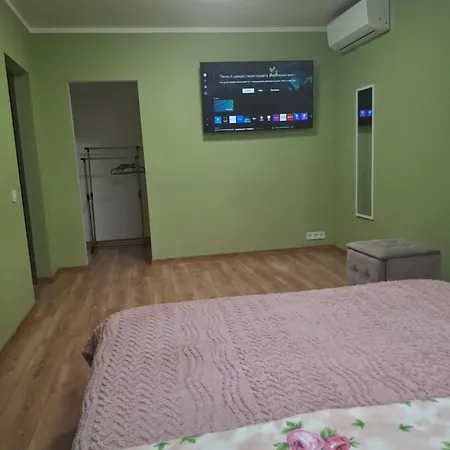 простора сімейна оселя у серці історичного міста поруч з ратушею & бічна з площею ринок кухня-студія та спальня