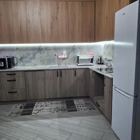 простора сімейна оселя у серці історичного міста поруч з ратушею & бічна з площею ринок кухня-студія та спальня Lviv