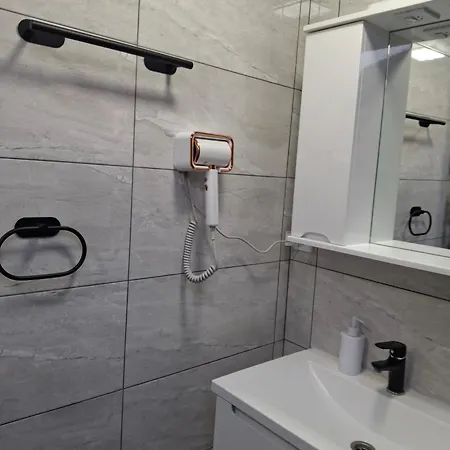 простора сімейна оселя у серці історичного міста поруч з ратушею & бічна з площею ринок кухня-студія та спальня Lägenhet Lviv