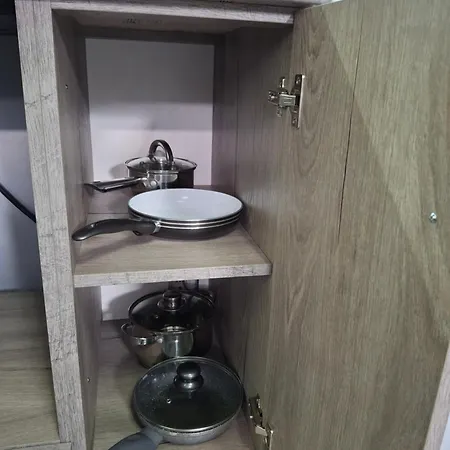 простора сімейна оселя поруч з ратушею & бічна з площею ринок кухня-студія та спальня Lviv