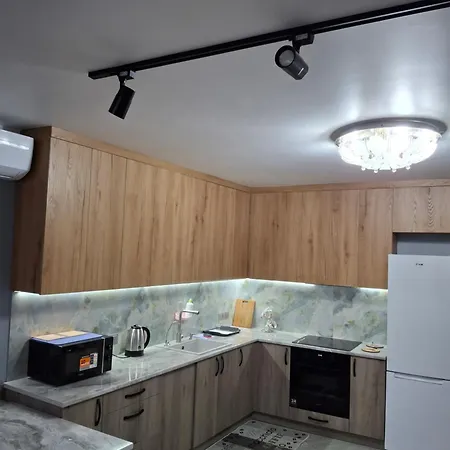 простора сімейна оселя поруч з ратушею & бічна з площею ринок кухня-студія та спальня Apartman *