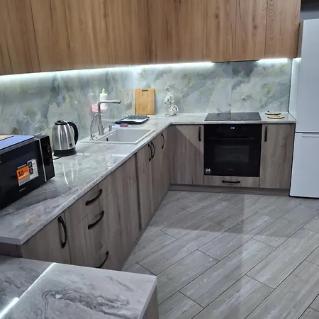 Apartamento простора сімейна оселя поруч з ратушею & бічна з площею ринок кухня-студія та спальня *