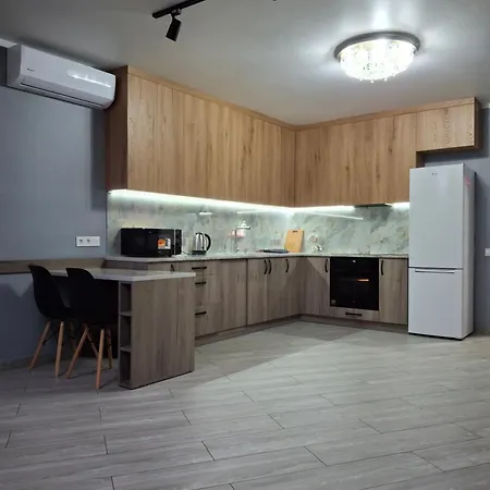 простора сімейна оселя поруч з ратушею & бічна з площею ринок кухня-студія та спальня Apartmán *