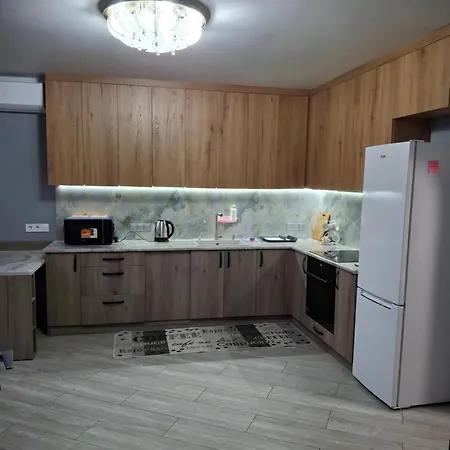 простора сімейна оселя поруч з ратушею & бічна з площею ринок кухня-студія та спальня * Lviv