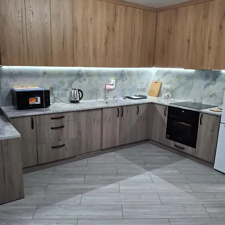 Apartamento простора сімейна оселя поруч з ратушею & бічна з площею ринок кухня-студія та спальня