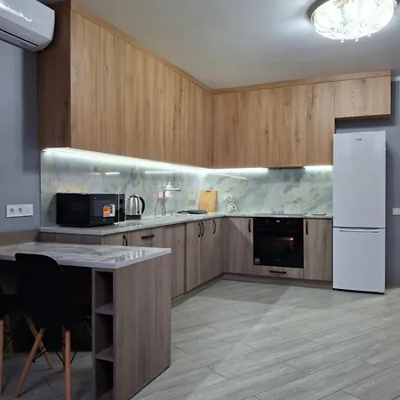 простора сімейна оселя поруч з ратушею & бічна з площею ринок кухня-студія та спальня Apartamento Lviv