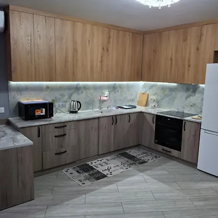 простора сімейна оселя поруч з ратушею & бічна з площею ринок кухня-студія та спальня