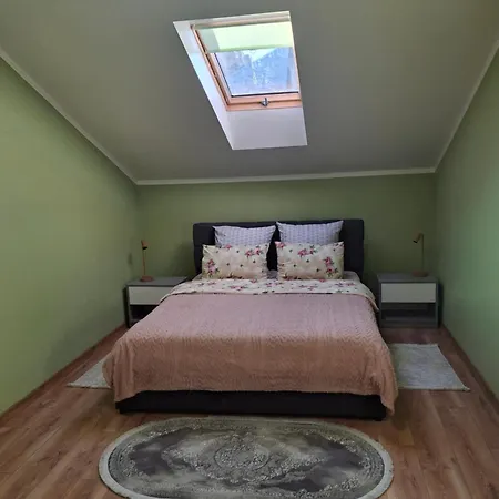 Apartmán простора сімейна оселя поруч з ратушею & бічна з площею ринок кухня-студія та спальня *