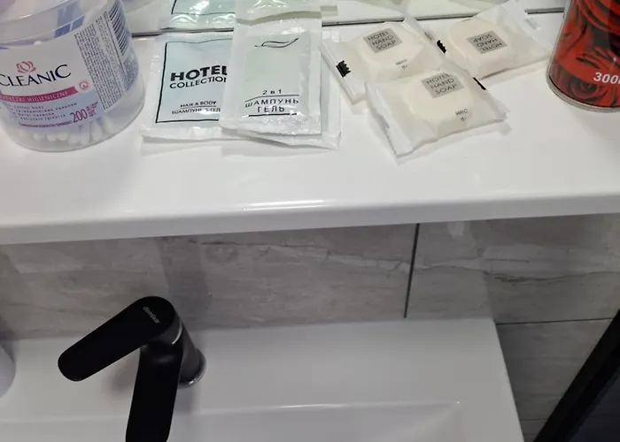 простора сімейна оселя поруч з ратушею & бічна з площею ринок кухня-студія та спальня * Lviv