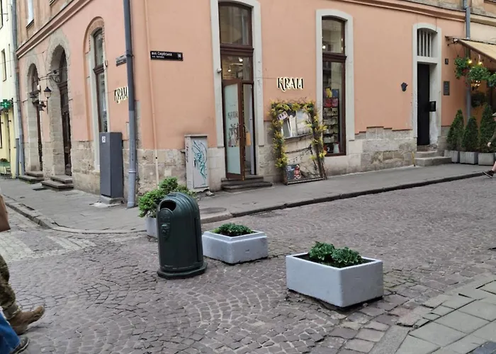 Apartmán простора сімейна оселя поруч з ратушею & бічна з площею ринок кухня-студія та спальня *