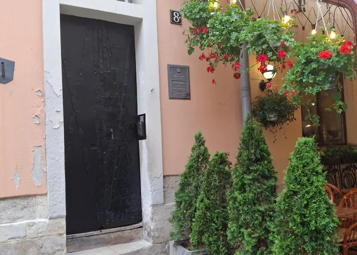 простора сімейна оселя у серці історичного міста поруч з ратушею&бічна з площею ринок кухня-студія та спальня *