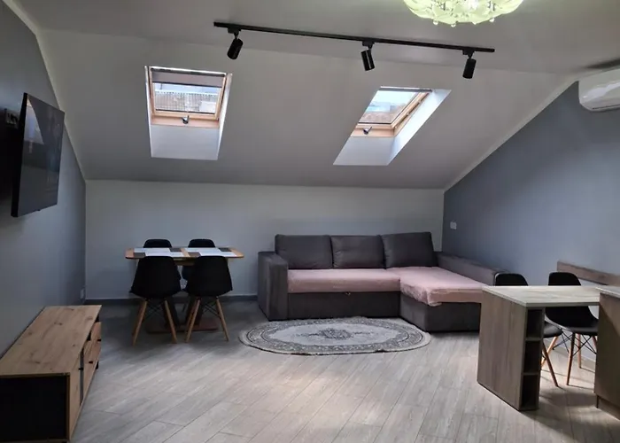 простора сімейна оселя поруч з ратушею & бічна з площею ринок кухня-студія та спальня شقة *