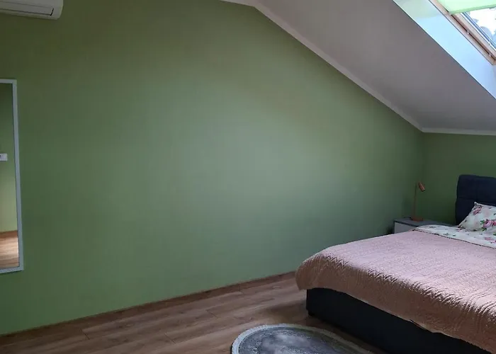 простора сімейна оселя поруч з ратушею & бічна з площею ринок кухня-студія та спальня