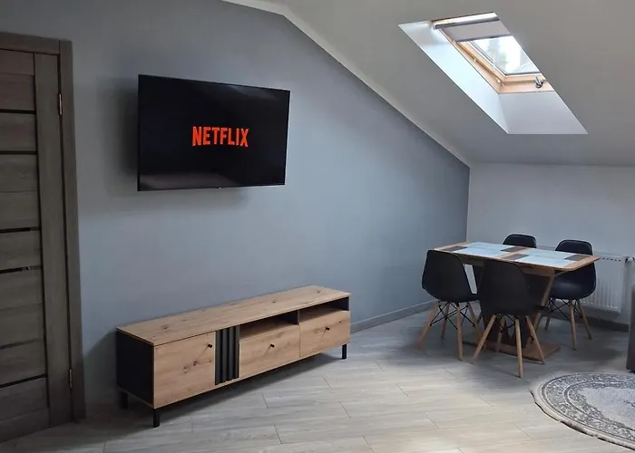 простора сімейна оселя поруч з ратушею & бічна з площею ринок кухня-студія та спальня