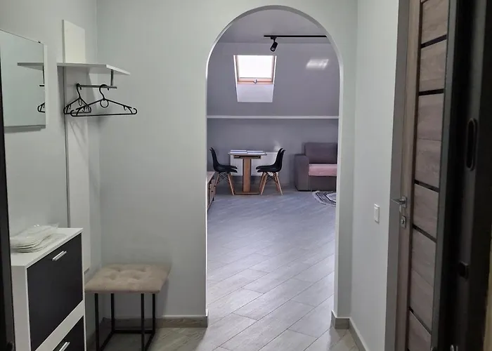 Apartamento простора сімейна оселя поруч з ратушею & бічна з площею ринок кухня-студія та спальня Lviv