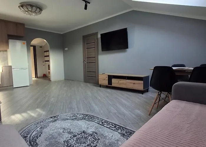 простора сімейна оселя у серці історичного міста поруч з ратушею&бічна з площею ринок кухня-студія та спальня * Львов