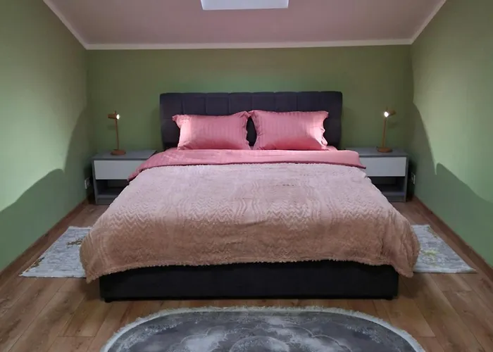 Apartamento простора сімейна оселя поруч з ратушею & бічна з площею ринок кухня-студія та спальня