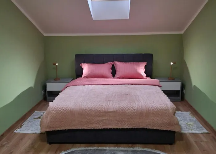 простора сімейна оселя у серці історичного міста поруч з ратушею&бічна з площею ринок кухня-студія та спальня