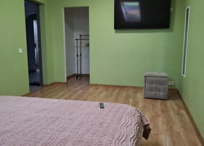 простора сімейна оселя у серці історичного міста поруч з ратушею&бічна з площею ринок кухня-студія та спальня Апартаменты Львов