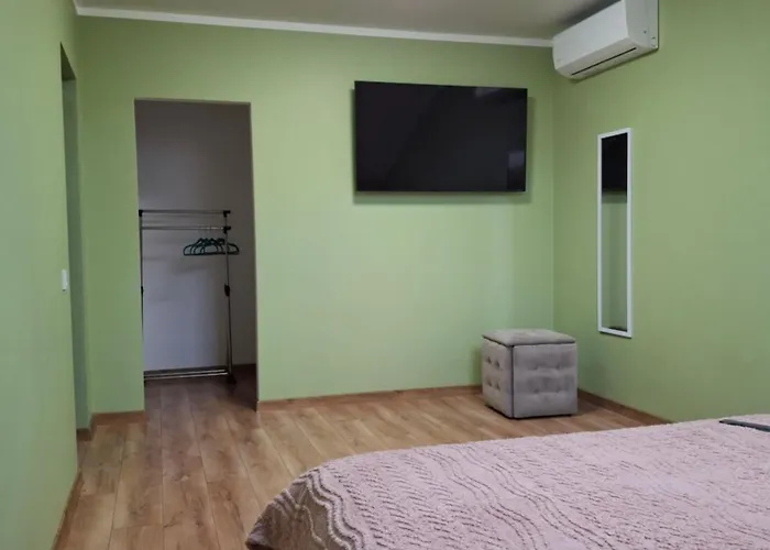 Apartamento простора сімейна оселя поруч з ратушею & бічна з площею ринок кухня-студія та спальня *