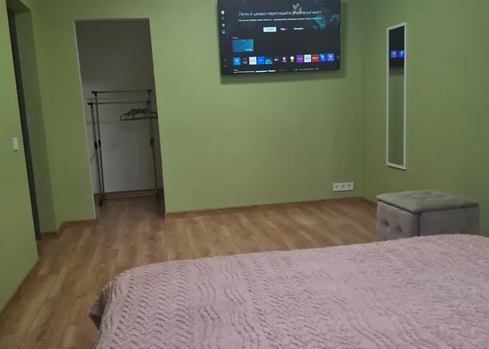 простора сімейна оселя у серці історичного міста поруч з ратушею&бічна з площею ринок кухня-студія та спальня