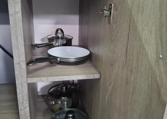 простора сімейна оселя у серці історичного міста поруч з ратушею&бічна з площею ринок кухня-студія та спальня Львов