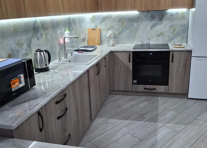 Apartamento простора сімейна оселя поруч з ратушею & бічна з площею ринок кухня-студія та спальня *