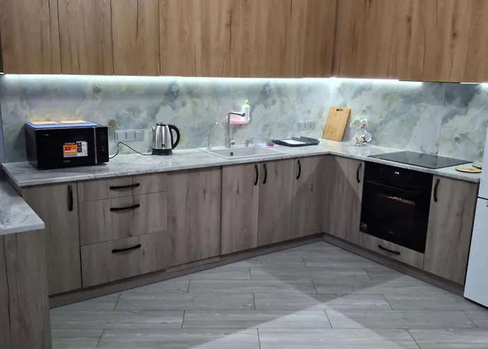 Apartamento простора сімейна оселя поруч з ратушею & бічна з площею ринок кухня-студія та спальня