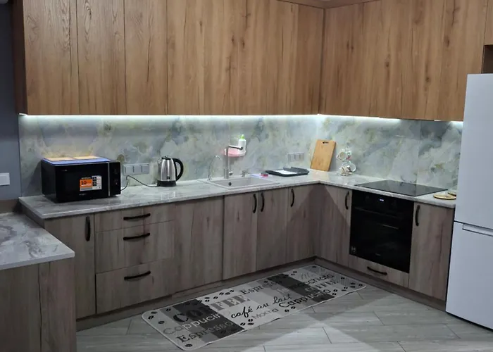 простора сімейна оселя поруч з ратушею & бічна з площею ринок кухня-студія та спальня