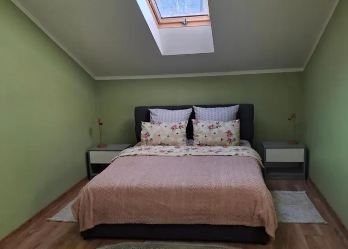 Apartmán простора сімейна оселя поруч з ратушею & бічна з площею ринок кухня-студія та спальня *